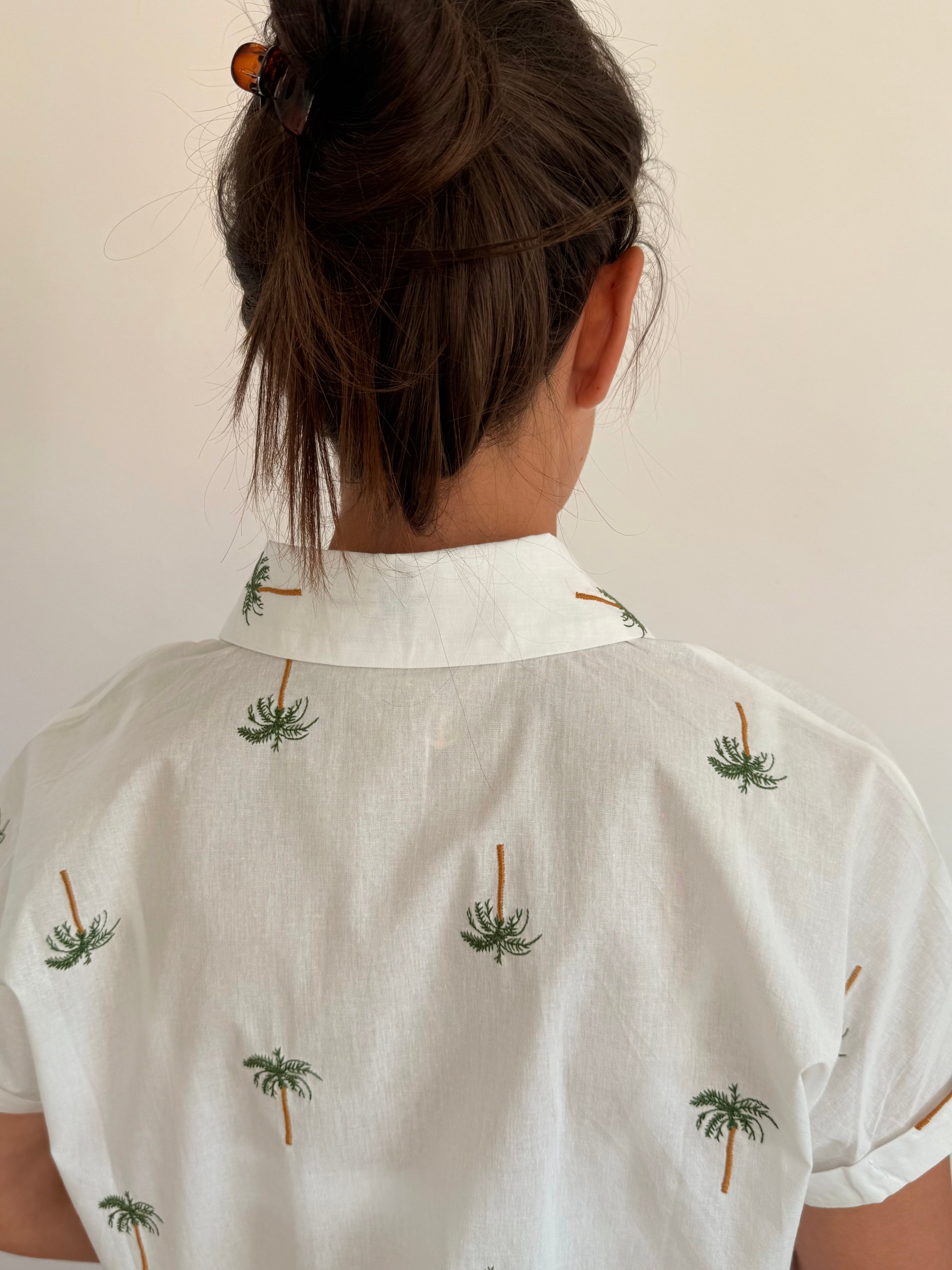 Chemise brodée palmiers Théa